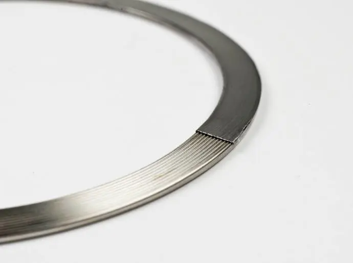 Canflex kammprofile gasket with serrated metal core and flexible graphite facing